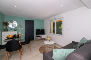 シス・フール・レ・プラージュにあるLe Cocon du Fort - Climatisation - Wifi - Parking - MyBestLocのソファとテーブルのあるリビングルーム