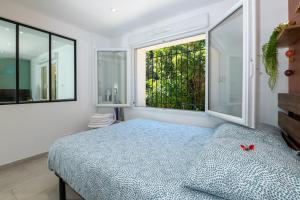 シス・フール・レ・プラージュにあるLe Cocon du Fort - Climatisation - Wifi - Parking - MyBestLocのベッドと大きな窓のある寝室