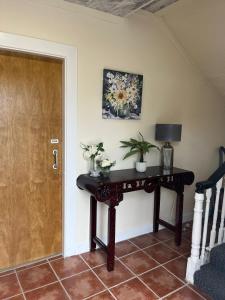 una habitación con una mesa con una lámpara y una puerta en Waterford Hostels Ltd, en Waterford