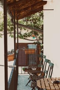 eine Terrasse mit einem Stuhl und einem Tisch auf einer Veranda in der Unterkunft Casa Lobe - Charming apartment in village centre in La Morra
