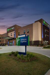 un hospital con una señal frente a un edificio en Holiday Inn Express - Hattiesburg West - Univ Area, en Hattiesburg