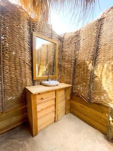 y baño con lavabo y espejo. en Eco Del Mar, en Pedernales