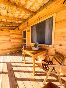 una cabina in legno con tavolo e ampia finestra di Eco Del Mar a Pedernales