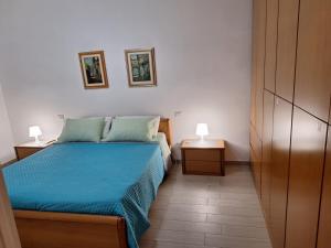 niewielka sypialnia z łóżkiem i 2 szafkami nocnymi w obiekcie BnB Milano Dipinta di Blu w Mediolanie