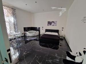 een slaapkamer met een bed en een bad. bij Black and White 17 in Barletta