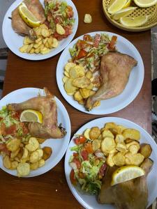 quatro pratos de comida numa mesa de madeira em Hotel Hanna em Mar del Plata