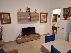 salon z telewizorem i lodówką w obiekcie BnB Milano Dipinta di Blu w Mediolanie