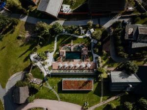 萊希的住宿－奧地利酒店，享有带庭院的房屋的顶部景致