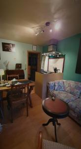 uma sala de estar com um sofá e uma mesa em B&B CountryHeART em Sint-Laureins