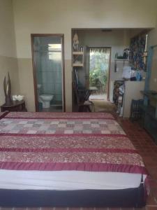 1 dormitorio con 1 cama grande en una habitación en Altar da praia Vermelha 180° de vista para o mar en Ubatuba