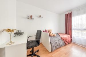 a small bedroom with a bed and a desk at Next to Disneyland -Palm Spring in Torcy