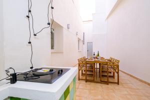 una cucina con bancone e tavolo con sedie di Apartment 8 pers, equipped, 1 min Playa del Cura - 27B a Torrevieja