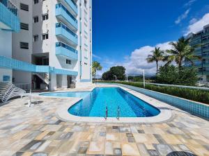 a swimming pool in the middle of a building at Condomínio com aptos e lazer completo na Riviera in Riviera de São Lourenço