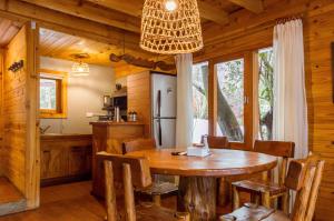BOG Torres del Bayo في فيلا لا أنجوستورا: مطبخ وغرفة طعام مع طاولة في كابينة