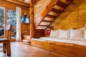 1 dormitorio con 1 cama en una cabaña de madera en BOG Torres del Bayo en Villa La Angostura