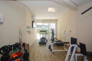 a room with a gym with treadmills and weights at Condomínio com aptos e lazer completo na Riviera in Riviera de São Lourenço +66 photos