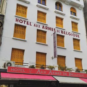 Hôtel Aux Armes de Belgique في لورد: فندق مع علامة على أن فندق aux arms يكون لذيذ