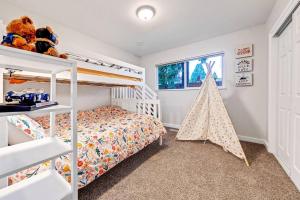 una camera da letto con letti a castello e un albero dei giocattoli di Family and business friendly next to Newcastle a Newcastle
