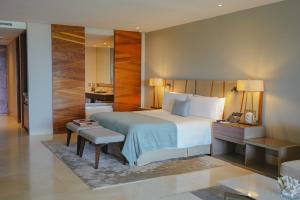 Postel nebo postele na pokoji v ubytování Grand Velas Los Cabos Luxury All Inclusive