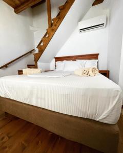 Postel nebo postele na pokoji v ubytování Pyrgos Fassea Kardamyli Towerhouse