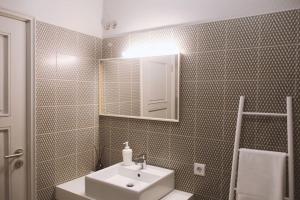 a bathroom with a sink and a mirror at Dorme in Porto