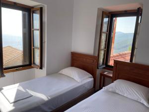 Postel nebo postele na pokoji v ubytování Pyrgos Fassea Kardamyli Towerhouse