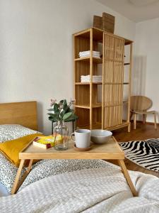 Cette chambre comprend une table avec 2 tasses et des fleurs sur un lit. dans l'établissement Wohnung in Graz, à Graz
