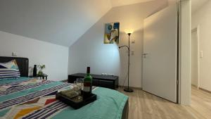 ein Schlafzimmer mit einem Bett und einer Flasche Wein auf dem Tisch in der Unterkunft Ferienwohnung in Schönbrunn in Schönbrunn