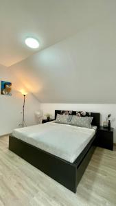 ein Schlafzimmer mit einem großen Bett in einem Zimmer in der Unterkunft Ferienwohnung in Schönbrunn in Schönbrunn