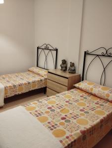 um quarto com 2 camas e uma cómoda em Ancora em Deltebre