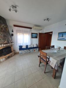 A television and/or entertainment centre at VILLA PETRINO