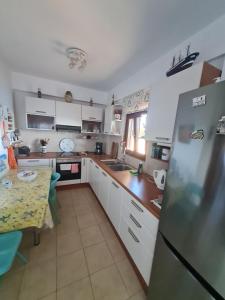 A kitchen or kitchenette at VILLA PETRINO