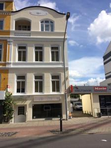 un gran edificio blanco en una esquina de la calle en Business Gästehaus Sonne, Mond & Sterne en Bremen