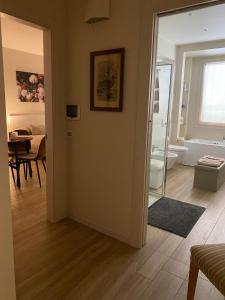 a living room with a door leading to a bathroom at B&B Cascina Sagrestia in Asola