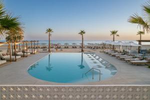 Bazén v ubytovaní Iperion Beach Hotel alebo v jeho blízkosti