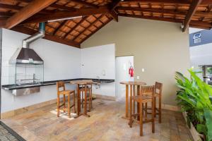 ウバトゥバにあるCondomínio Residencial Jardim das Palmeiras 2のキッチン(木製のスツール、カウンタートップ付)