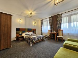ヤスウォにあるRestauracja Hotel Imperialのベッドとデスクが備わるホテルルームです。