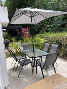 - une table et des chaises avec un parasol sur la terrasse dans l'établissement Complex - Real Del Carmen #50, à Playa del Carmen