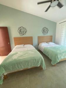- une chambre avec 2 lits et un ventilateur de plafond dans l'établissement Complex - Real Del Carmen #50, à Playa del Carmen