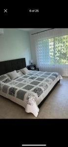 - un grand lit dans une chambre avec fenêtre dans l'établissement Complex - Real Del Carmen #50, à Playa del Carmen