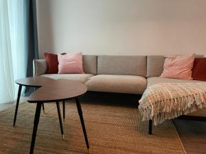 uma sala de estar com um sofá e uma mesa em Ferienwohnung * Pension Luisengrün * Magenta TV Netflix 1Gb/s Internet WLAN/Wifi Waschmaschine em Chemnitz