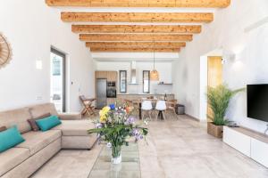 a living room with a couch and a table with flowers at Casa Marina Deluxe II in San Borondón