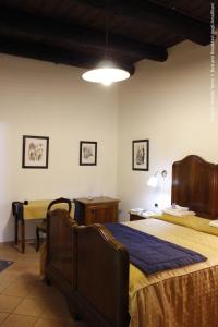 サレルノにあるB&B degli Amalfitaniのベッドルーム1室(ベッド2台、テーブル付)
