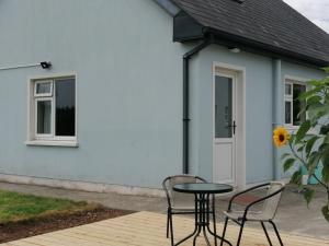 una mesa y sillas frente a una casa en Radharc Na Greine en Cork