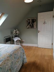 - une chambre avec un lit et une porte blanche dans l'établissement Radharc Na Greine, à Cork