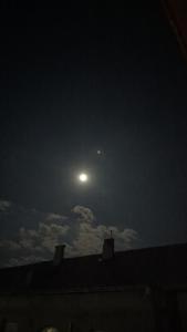 ギュムリにあるAvetsiyans Homeの夜の月