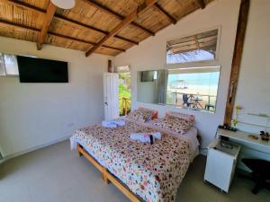 Кровать или кровати в номере Bright Bungalows - Frente al Mar