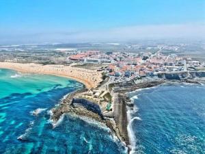 una vista aérea de la playa y del océano en Seacastle Residence Peniche, en Atouguia da Baleia