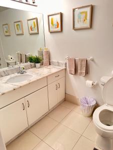 uma casa de banho com um lavatório e um WC em The Stay At Brickell Club em Miami