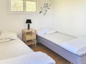 Postel nebo postele na pokoji v ubytování 4 person holiday home in UDDEVALLA-By Traum